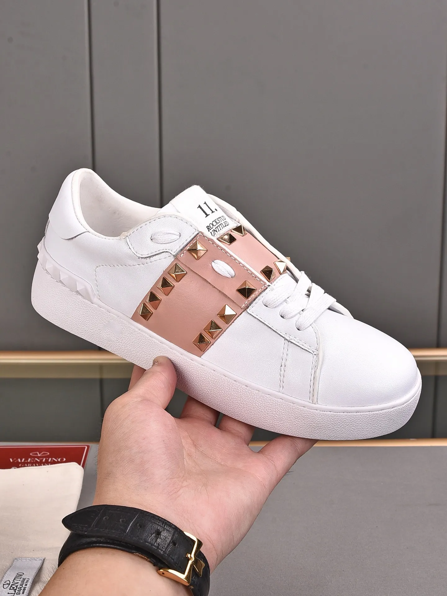 Men's shoes 440💰 (men and women couples) Valentino classic color matching series casual shoes. Made with heavy craftsmanship, good products pay attention to every detail. A must-have trendy item that can be worn all year round, it has been worn by many celebrities and Internet celebrities~~Imported cowhide surface, unique design concept, sheepskin lining, counter quality. Women’s clothing 35-40. Men’s clothing 39-44, 45-46 (returns and exchanges are not supported for custom-made items)